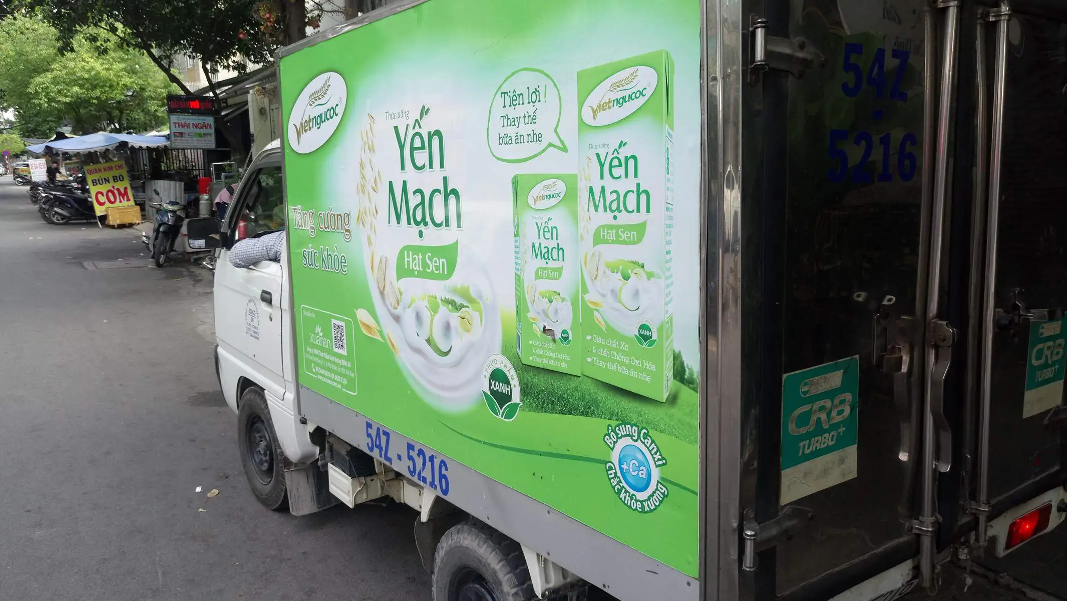 quảng cáo trên xe ô tô tại hcm